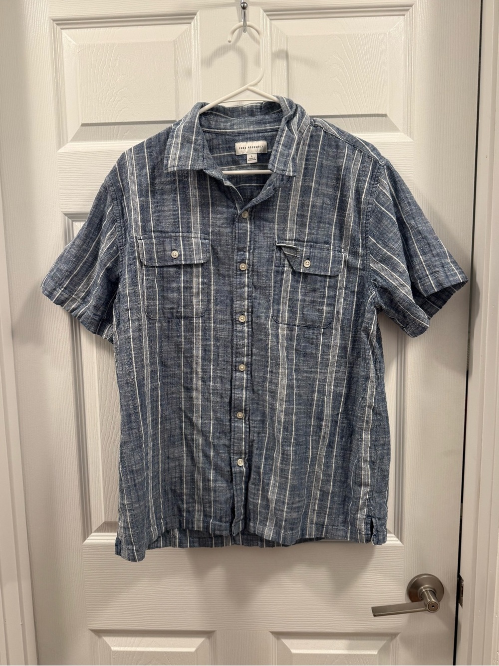 Free Assembly Men’s Blue Striped Short-Sleeve Button-Up 100% cotton Shirt size L